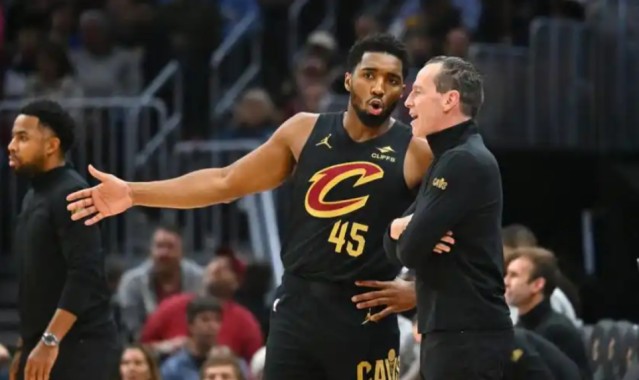 开云登录-拒绝24分大逆转！骑士险胜东部鱼腩，米切尔8失误，鲍尔15中1背锅