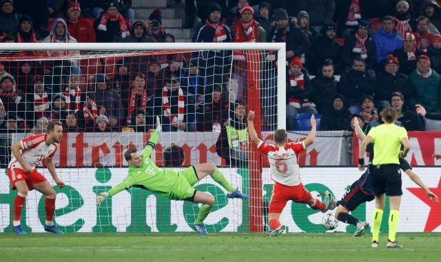 开云官网-续约后诺伊尔大秀“独一档”实力，剑指2025安联决赛