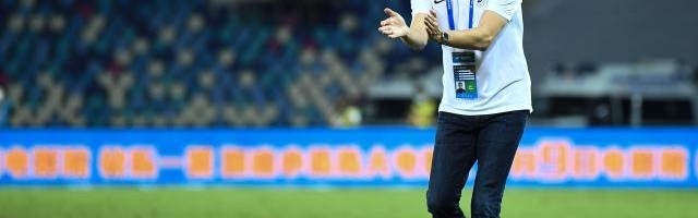 更衣室里谢晖下令：不能再退，再退就是0比3了！