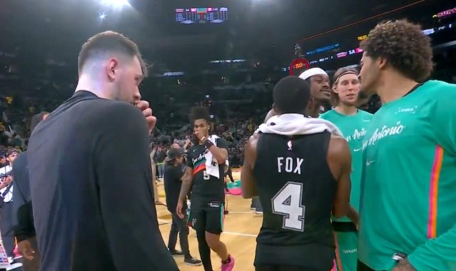 开云入口-湖马大战赛后爆发大规模冲突！范德比尔特与索汉口角升级直接戳脸