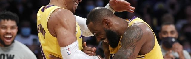 开云入口-詹姆斯兑现兑现承诺，韦少用扣篮和“拖地”点燃激情