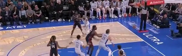 哈登运球干拔三分再中，开局3中3连砍8分3助攻