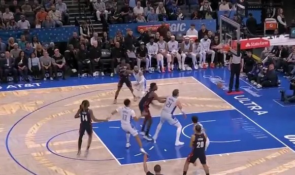 哈登运球干拔三分再中，开局3中3连砍8分3助攻