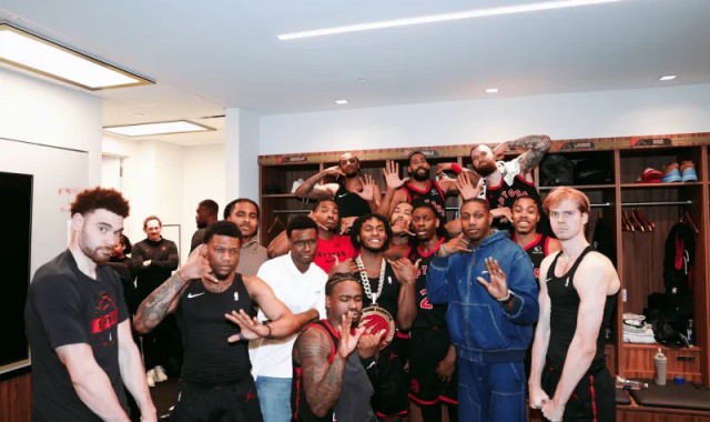 开云网页版-双杀勇士！猛龙官方赛后晒出全队合影：我们这帮兄弟