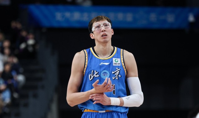 开云登录-被限制住了？周琦半场2次出手未中&amp;仅靠罚球拿1分 另有5板