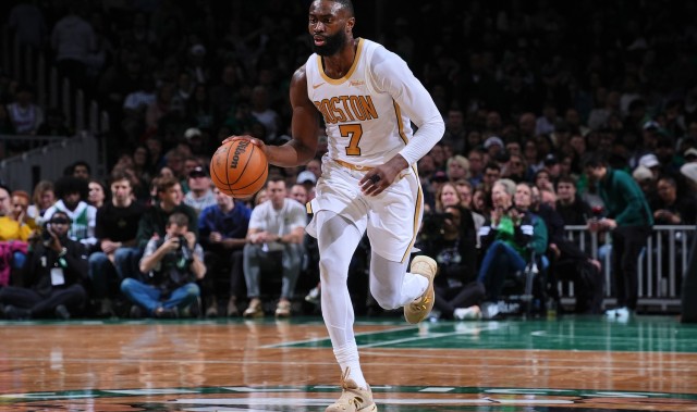 连续迎射文班！杰伦·布朗打满首节8中5拿到12分2板3助