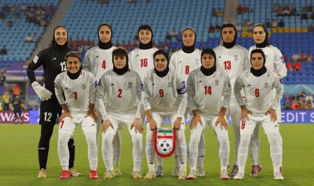 开云服务-争议？祖国遭空袭后，伊朗女足亚洲杯集体拒唱国歌！主帅面带微笑